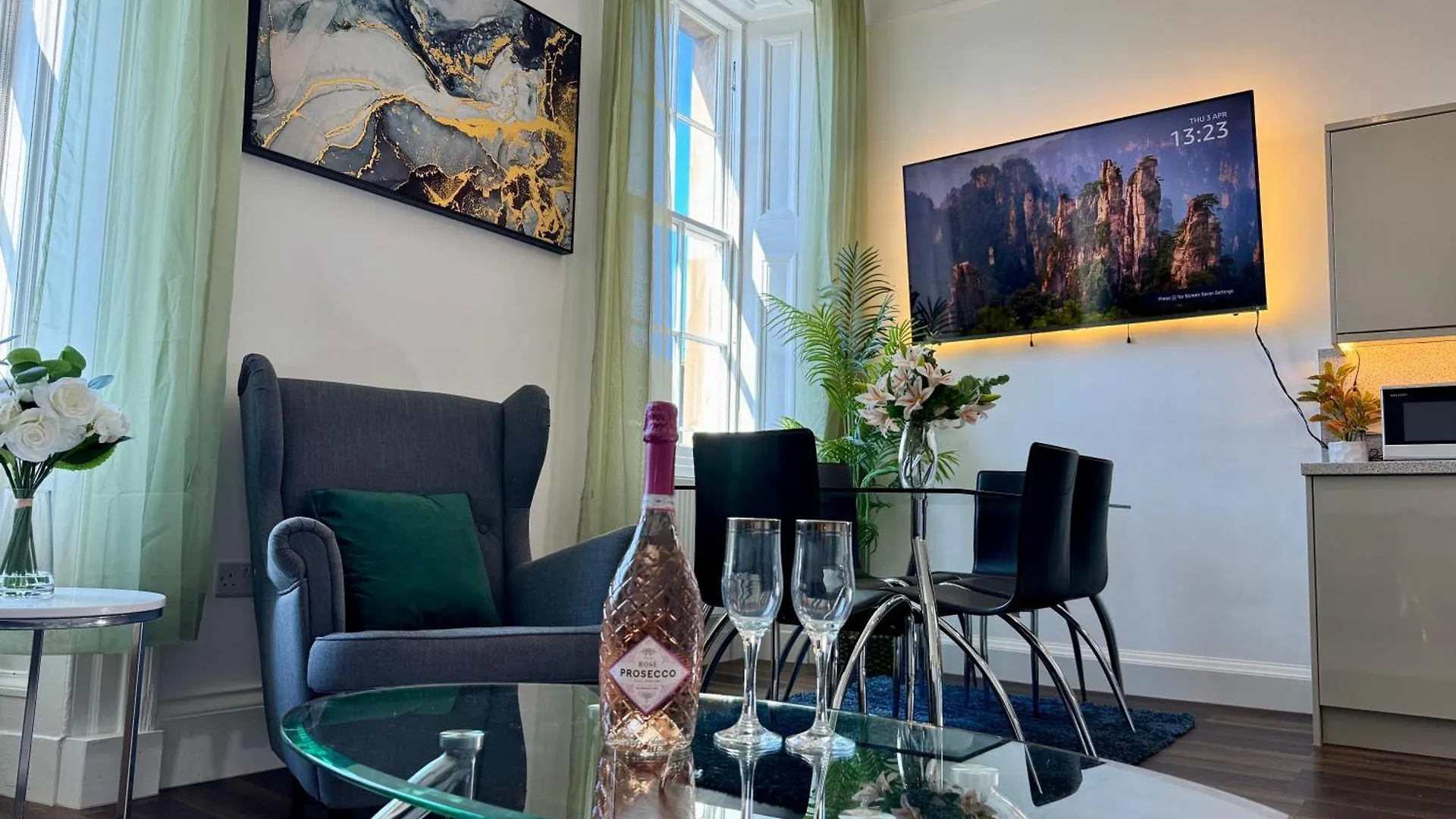 Spacious Luxury 3 Bedroom, 2 Bathroom Apartment - Next To Royal Mile And Edinburgh Castle !